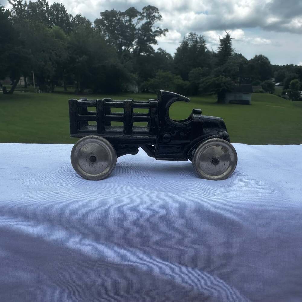Vintage Cast Iron Mack C Truck Toy - Picture 2 of 7
